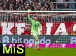 21.02.2026, Fussball Bundesliga 2025/2026, 23.Spieltag, FC Bayern München - Eintracht Frankfurt, in der Allianz-Arena München, Torwart Jonas Urbig (FC Bayern München) 