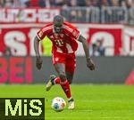 21.02.2026, Fussball Bundesliga 2025/2026, 23.Spieltag, FC Bayern München - Eintracht Frankfurt, in der Allianz-Arena München, Dayot Upamecano (FC Bayern München) am Ball 