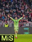 21.02.2026, Fussball Bundesliga 2025/2026, 23.Spieltag, FC Bayern München - Eintracht Frankfurt, in der Allianz-Arena München, Torwart Jonas Urbig (FC Bayern München) 