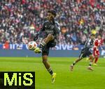 21.02.2026, Fussball Bundesliga 2025/2026, 23.Spieltag, FC Bayern München - Eintracht Frankfurt, in der Allianz-Arena München,  Nathaniel Brown (Eintracht Frankfurt) am Ball 