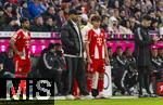 21.02.2026, Fussball Bundesliga 2025/2026, 23.Spieltag, FC Bayern München - Eintracht Frankfurt, in der Allianz-Arena München, Einwechslung von Serge Gnabry (FC Bayern München) und Tom Bischof (Bayern München), mitte: Trainer Vincent Kompany (FC Bayern München) 