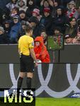 21.02.2026, Fussball Bundesliga 2025/2026, 23.Spieltag, FC Bayern München - Eintracht Frankfurt, in der Allianz-Arena München, Schiedsrichter Tobias Reichel begutachtet vor seiner VAR Entscheidung ein Foul von Harry Kane (FC Bayern München) auf dem Bildschirm am Spielfeldrand.