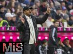 21.02.2026, Fussball Bundesliga 2025/2026, 23.Spieltag, FC Bayern München - Eintracht Frankfurt, in der Allianz-Arena München, Trainer Vincent Kompany (FC Bayern München) gibt Anweisungen. 