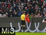 21.02.2026, Fussball Bundesliga 2025/2026, 23.Spieltag, FC Bayern München - Eintracht Frankfurt, in der Allianz-Arena München, Schiedsrichter Tobias Reichel begutachtet vor seiner VAR Entscheidung ein Foul von Harry Kane (FC Bayern München) auf dem Bildschirm am Spielfeldrand.