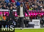 21.02.2026, Fussball Bundesliga 2025/2026, 23.Spieltag, FC Bayern München - Eintracht Frankfurt, in der Allianz-Arena München, Trainer Vincent Kompany (FC Bayern München) gibt Anweisungen.