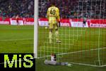 21.02.2026, Fussball Bundesliga 2025/2026, 23.Spieltag, FC Bayern München - Eintracht Frankfurt, in der Allianz-Arena München, Torwart Kaua Santos (Eintracht Frankfurt) hat seine Verpflegung und Handschuhe neben seinem Tor platziert.