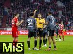 21.02.2026, Fussball Bundesliga 2025/2026, 23.Spieltag, FC Bayern München - Eintracht Frankfurt, in der Allianz-Arena München, Schiedsrichter Tobias Reichel zeigt Nnamdi Collins (Eintracht Frankfurt) die Gelbe Karte.
