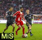 21.02.2026, Fussball Bundesliga 2025/2026, 23.Spieltag, FC Bayern München - Eintracht Frankfurt, in der Allianz-Arena München, v.li: Jean-Matteo Bahoya (Eintracht Frankfurt) gegen Michael Olise (FC Bayern München), Oscar Hojlund (Eintracht Frankfurt) 