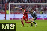 21.02.2026, Fussball Bundesliga 2025/2026, 23.Spieltag, FC Bayern München - Eintracht Frankfurt, in der Allianz-Arena München, v.li: Luis Diaz (FC Bayern München) gegen Elias Baum (Eintracht Frankfurt) 