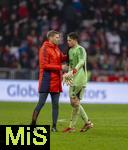 21.02.2026, Fussball Bundesliga 2025/2026, 23.Spieltag, FC Bayern München - Eintracht Frankfurt, in der Allianz-Arena München, v.li: Torwart-Trainer Michael Rechner (FC Bayern München) und Torwart Jonas Urbig (FC Bayern München) nach dem Spiel 