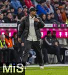 21.02.2026, Fussball Bundesliga 2025/2026, 23.Spieltag, FC Bayern München - Eintracht Frankfurt, in der Allianz-Arena München, Trainer Vincent Kompany (FC Bayern München) gibt Anweisungen. 