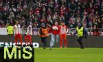 21.02.2026, Fussball Bundesliga 2025/2026, 23.Spieltag, FC Bayern München - Eintracht Frankfurt, in der Allianz-Arena München, Flitzer auf dem Platz wird von Ordnern verfolgt