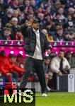 21.02.2026, Fussball Bundesliga 2025/2026, 23.Spieltag, FC Bayern München - Eintracht Frankfurt, in der Allianz-Arena München, Trainer Vincent Kompany (FC Bayern München) gibt Anweisungen. 