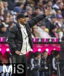 21.02.2026, Fussball Bundesliga 2025/2026, 23.Spieltag, FC Bayern München - Eintracht Frankfurt, in der Allianz-Arena München, Trainer Vincent Kompany (FC Bayern München) gibt Anweisungen. 