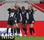 22.02.2026, Google Pixel Frauen-Fussball Bundesliga 2025/2026, 19.Spieltag, FC Bayern M�nchen - VfL Wolfsburg, im Bayern-Campus M�nchen, Torjubel der Wolfsburger v.l. Kessya Bussy, Svenja Huth, Vivien Endemann, Linth Beerensteyn und Justne Kielland (alle Wolfsburg)