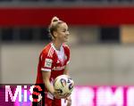 22.02.2026, Google Pixel Frauen-Fussball Bundesliga 2025/2026, 19.Spieltag, FC Bayern München - VfL Wolfsburg, im Bayern-Campus München, Giulia Gwinn (FC Bayern München) Einwurf.