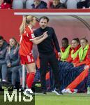 22.02.2026, Google Pixel Frauen-Fussball Bundesliga 2025/2026, 19.Spieltag, FC Bayern München - VfL Wolfsburg, im Bayern-Campus München, Trainer Jose Barcala (re, FC Bayern München) mit Glodis Perla Viggosdottir (FC Bayern München) 