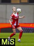 22.02.2026, Google Pixel Frauen-Fussball Bundesliga 2025/2026, 19.Spieltag, FC Bayern München - VfL Wolfsburg, im Bayern-Campus München, Giulia Gwinn (FC Bayern München) am Ball .