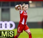 22.02.2026, Google Pixel Frauen-Fussball Bundesliga 2025/2026, 19.Spieltag, FC Bayern München - VfL Wolfsburg, im Bayern-Campus München, Giulia Gwinn (FC Bayern München) Einwurf 