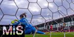 22.02.2026, Google Pixel Frauen-Fussball Bundesliga 2025/2026, 19.Spieltag, FC Bayern München - VfL Wolfsburg, im Bayern-Campus München, Torhüterin Stina Johannes (Wolfsburg) fängt den Ball 