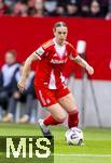22.02.2026, Google Pixel Frauen-Fussball Bundesliga 2025/2026, 19.Spieltag, FC Bayern München - VfL Wolfsburg, im Bayern-Campus München, Klara Bühl (FC Bayern München) am Ball  