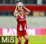 22.02.2026, Google Pixel Frauen-Fussball Bundesliga 2025/2026, 19.Spieltag, FC Bayern München - VfL Wolfsburg, im Bayern-Campus München, Giulia Gwinn (FC Bayern München) Einwurf.