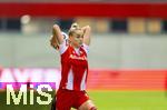22.02.2026, Google Pixel Frauen-Fussball Bundesliga 2025/2026, 19.Spieltag, FC Bayern München - VfL Wolfsburg, im Bayern-Campus München, Giulia Gwinn (FC Bayern München) Einwurf.