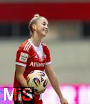 22.02.2026, Google Pixel Frauen-Fussball Bundesliga 2025/2026, 19.Spieltag, FC Bayern München - VfL Wolfsburg, im Bayern-Campus München, Giulia Gwinn (FC Bayern München) Einwurf.