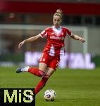 22.02.2026, Google Pixel Frauen-Fussball Bundesliga 2025/2026, 19.Spieltag, FC Bayern München - VfL Wolfsburg, im Bayern-Campus München, Giulia Gwinn (FC Bayern München) am Ball 