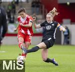 22.02.2026, Google Pixel Frauen-Fussball Bundesliga 2025/2026, 19.Spieltag, FC Bayern München - VfL Wolfsburg, im Bayern-Campus München,  li: Momoko Tanikawa (FC Bayern München) gegen Janina Minge (Wolfsburg).