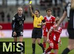 22.02.2026, Google Pixel Frauen-Fussball Bundesliga 2025/2026, 19.Spieltag, FC Bayern München - VfL Wolfsburg, im Bayern-Campus München, Schiedsrichterin Hussein Riem zeigt Vivien Endemann (Wolfsburg) die gelbe Karte. 