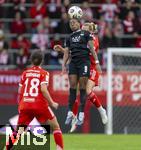 22.02.2026, Google Pixel Frauen-Fussball Bundesliga 2025/2026, 19.Spieltag, FC Bayern München - VfL Wolfsburg, im Bayern-Campus München, re: Lineth Beerensteyn (Wolfsburg) Kopfball.