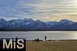 26.02.2026, Winterlandschaft bei F�ssen im Allg�u, am Hopfensee, am ersten warmen Sonnentag nach dem harten Winter ist der See noch halbgefroren, eine d�nne Eisschicht liegt noch �ber dem See. Spazierg�nger nutzen den Tag an der Uferpromenade zu einem Spaziergang.
