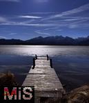 26.02.2026, Winterlandschaft bei F�ssen im Allg�u, am Hopfensee, am ersten warmen Sonnentag nach dem harten Winter ist der See noch halbgefroren, eine d�nne Eisschicht liegt noch �ber dem See.