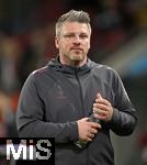 27.02.2026, Fussball 1. Bundesliga 2025/2026, 24.Spieltag, FC Augsburg - 1.FC K�ln, in der WWK-Arena Augsburg. Trainer Lukas Kwasniok (K�ln) nachdenklich.
 

