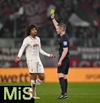 27.02.2026, Fussball 1. Bundesliga 2025/2026, 24.Spieltag, FC Augsburg - 1.FC K�ln, in der WWK-Arena Augsburg. Han-Noah Massengo (FC Augsburg) sieht gelb von Schiedsrichter Tobias Welz (Deutschland).
 

