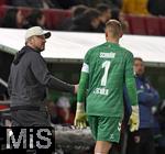 27.02.2026, Fussball 1. Bundesliga 2025/2026, 24.Spieltag, FC Augsburg - 1.FC K�ln, in der WWK-Arena Augsburg. v.l. Trainer Lukas Kwasniok (K�ln) und Torwart Marvin Schw�be (K�ln) im Gespr�ch.
 

