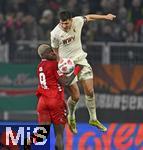 27.02.2026, Fussball 1. Bundesliga 2025/2026, 24.Spieltag, FC Augsburg - 1.FC K�ln, in der WWK-Arena Augsburg. v.l. Ragnar Ache (1.FC K�ln) gegen Keven Schlotterbeck (FC Augsburg) 
 

