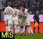 27.02.2026, Fussball 1. Bundesliga 2025/2026, 24.Spieltag, FC Augsburg - 1.FC K�ln, in der WWK-Arena Augsburg. Jubeltraube um den Torsch�tzen Alexis Julian Claude-Maurice (FC Augsburg) v.l. Anton Kade (FC Augsburg), Yannik Keitel (FC Augsburg) , Michael Gregoritsch (Augsburg), Alexis Julian Claude-Maurice (FC Augsburg) und Noahkai Dominic Banks (FC Augsburg) 
 

