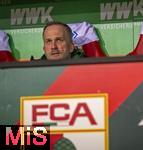 27.02.2026, Fussball 1. Bundesliga 2025/2026, 24.Spieltag, FC Augsburg - 1.FC Köln, in der WWK-Arena Augsburg. Trainer Manuel Baum (FC Augsburg) nachdenklich 
