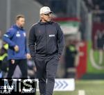 27.02.2026, Fussball 1. Bundesliga 2025/2026, 24.Spieltag, FC Augsburg - 1.FC Köln, in der WWK-Arena Augsburg. Trainer Lukas Kwasniok (Köln) frustriert 