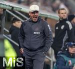 27.02.2026, Fussball 1. Bundesliga 2025/2026, 24.Spieltag, FC Augsburg - 1.FC Köln, in der WWK-Arena Augsburg. Trainer Lukas Kwasniok (Köln) frustriert 