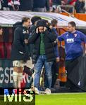27.02.2026, Fussball 1. Bundesliga 2025/2026, 24.Spieltag, FC Augsburg - 1.FC Köln, in der WWK-Arena Augsburg. Trainer Manuel Baum (FC Augsburg) Nach dem Schlusspfiff Mega erleichtert, statt zu jubeln zieht er sich die Kapuze über den Kopf.