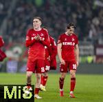 27.02.2026, Fussball 1. Bundesliga 2025/2026, 24.Spieltag, FC Augsburg - 1.FC Köln, in der WWK-Arena Augsburg. Frust nach dem Spiel bei den Kölnern. Isak Johannesson (1.FC Köln), Jakub Kaminski (1.FC Köln) nachdenklich  