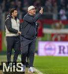 27.02.2026, Fussball 1. Bundesliga 2025/2026, 24.Spieltag, FC Augsburg - 1.FC Köln, in der WWK-Arena Augsburg. Trainer Lukas Kwasniok (Köln) gibt Anweisungen am Spielfeldrand 