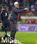 27.02.2026, Fussball 1. Bundesliga 2025/2026, 24.Spieltag, FC Augsburg - 1.FC Köln, in der WWK-Arena Augsburg. Trainer Lukas Kwasniok (Köln) gibt Anweisungen am Spielfeldrand 