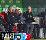 27.02.2026, Fussball 1. Bundesliga 2025/2026, 24.Spieltag, FC Augsburg - 1.FC Köln, in der WWK-Arena Augsburg. Trainer Lukas Kwasniok (mitte, Köln) frustriert auf der Bank. re: Co-Trainer Rene Wagner, li: Co-Trainer Frank Kaspari (Köln).