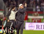 27.02.2026, Fussball 1. Bundesliga 2025/2026, 24.Spieltag, FC Augsburg - 1.FC Köln, in der WWK-Arena Augsburg. Trainer Lukas Kwasniok (Köln) gibt Anweisungen am Spielfeldrand 