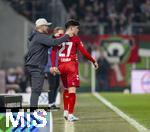 27.02.2026, Fussball 1. Bundesliga 2025/2026, 24.Spieltag, FC Augsburg - 1.FC Köln, in der WWK-Arena Augsburg. v.li: Trainer Lukas Kwasniok (Köln) wechselt Felipe Chavez (1.FC Köln) ein 