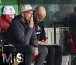 27.02.2026, Fussball 1. Bundesliga 2025/2026, 24.Spieltag, FC Augsburg - 1.FC Köln, in der WWK-Arena Augsburg. Trainer Lukas Kwasniok (li, Köln) frustriert auf der Bank. re: Co-Trainer Rene Wagner,  